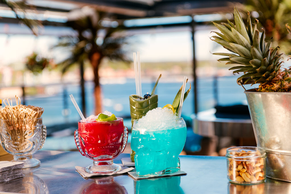 Urheberrecht: Jimmy Eriksson, Kocksgatan 17K, 116 24 Stockholm, 070-373 44 29, info@jimmyeriksson.se terrace, balcony, bar, cocktails
